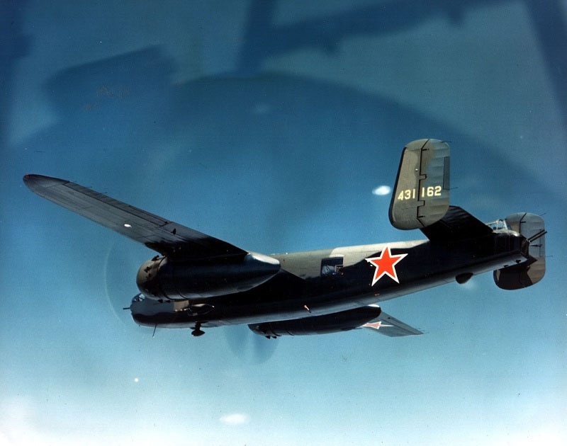 Бомбардировщик B-25 «Mitchell» с советскими звездами.