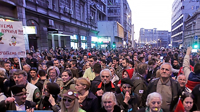 Участники митинга оппозиции в Белграде. Протестующие требуют отставки президента и членов кабинета министров.