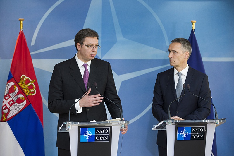 Президент Сербии Александр Вучич и Генеральный секретарь НАТО Йенс Столтенберг.