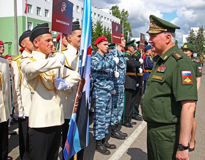 Дима Соломатин из команды Камчатского края и начальник Главного военно-политического управления Вооружённых сил РФ генерал-полковник Андрей Картаполов.