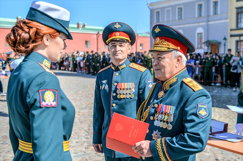 Выпускники распределяются в вооружённые силы на должности командиров взводов, инструкторов по физической подготовке, помощников командиров частей по физической подготовке.