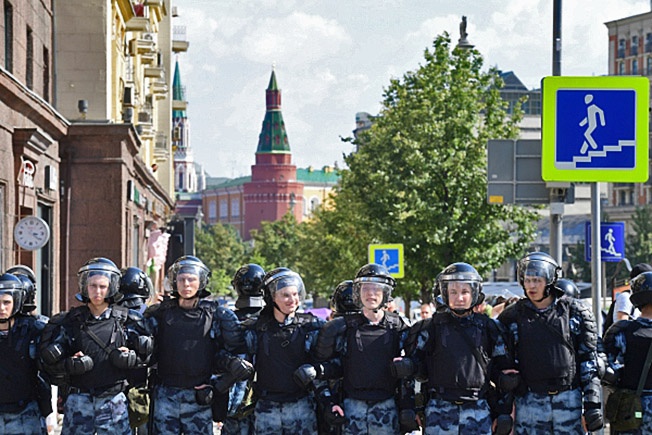 Военнослужащие Росгвардии РФ  на Тверской улице в Москве.