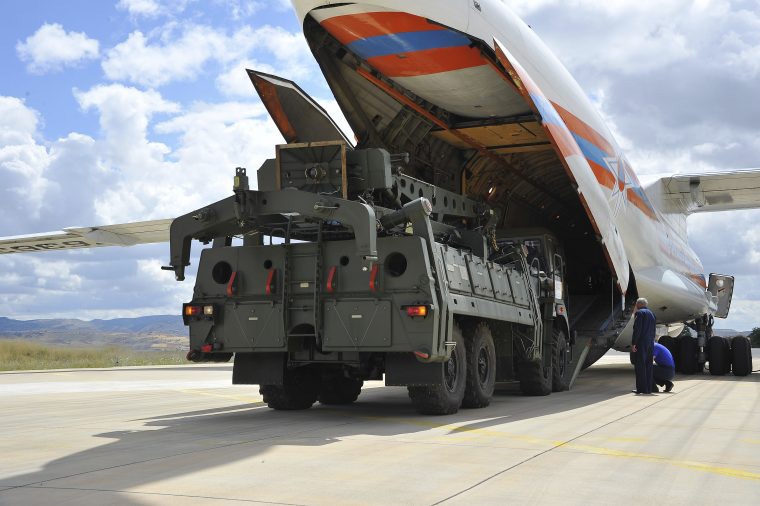 Российские зенитные комплексы С-400 начали прибывать в Турцию.