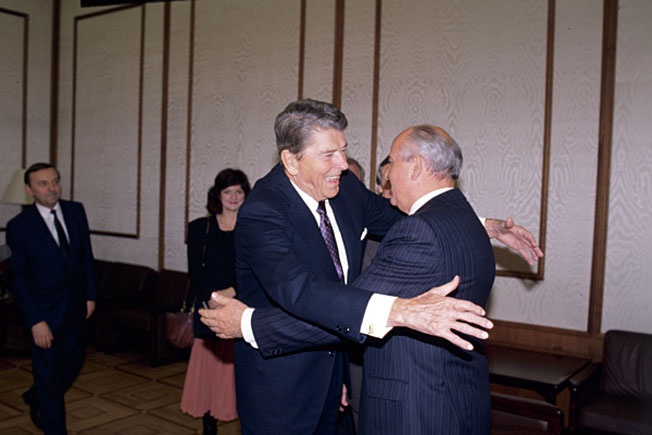 Михаил Сергеевич Горбачев (справа) встречает в Кремле бывшего президента США Рональда Рейгана.