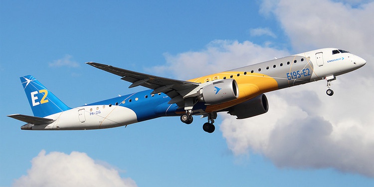 Авиалайнер Embraer E195-E2.