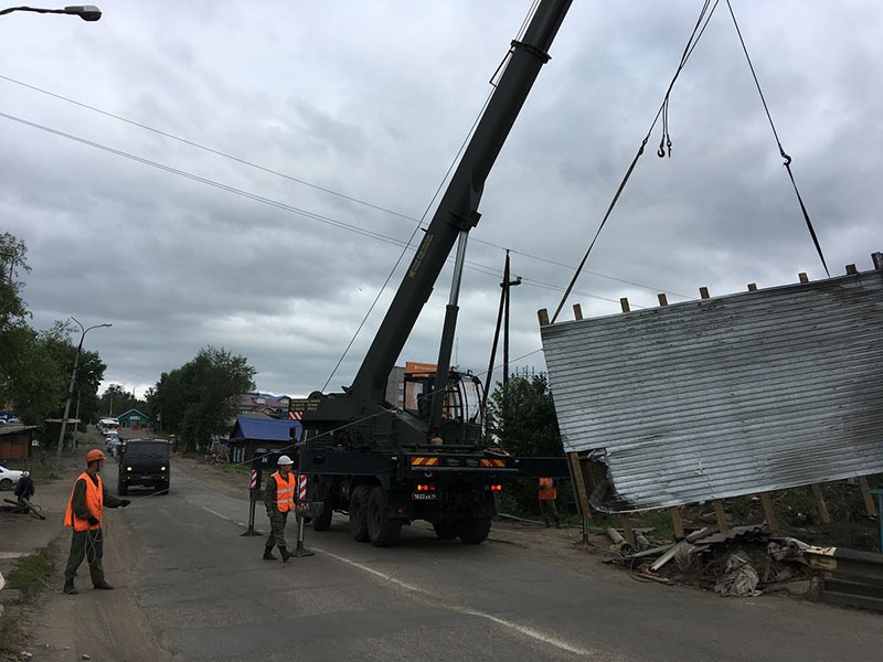 На разбор завалов первыми приходят военные инженеры.