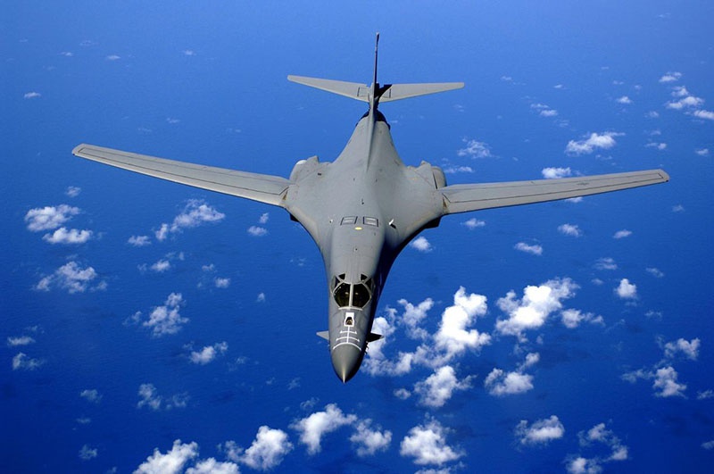 Тяжёлый бомбардировщик Rockwell B-1B.