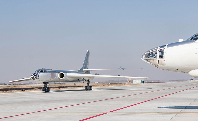 Бомбардировщики H-6N, являющиеся копией советского самолёта Ту-16.