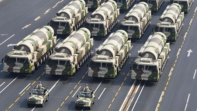 Китай показал на параде образцы целого ряда новых видов вооружений.