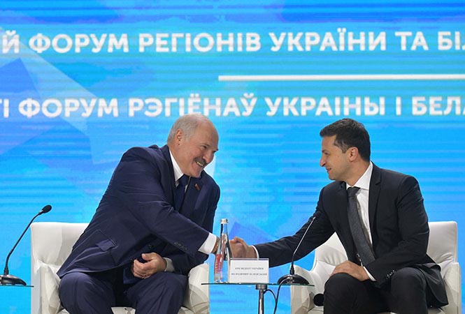 Президент Украины Зеленский, в свою очередь, поблагодарил своего белорусского коллегу за поддержку территориальной целостности Украины.