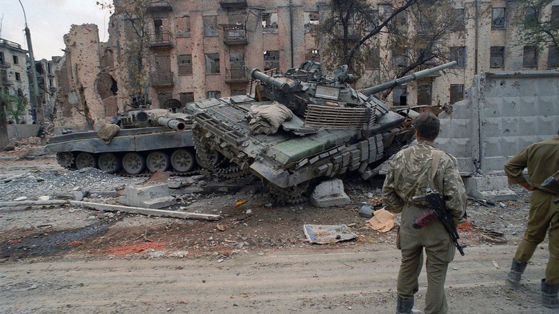 Подбитая боевая техника на улицах Грозного.