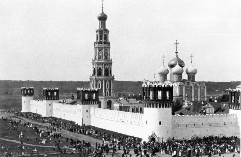 В Новодевичьем монастыре на базе клуба Садовского была создана церковно-монархическая организация прогерманской направленности «Престол».