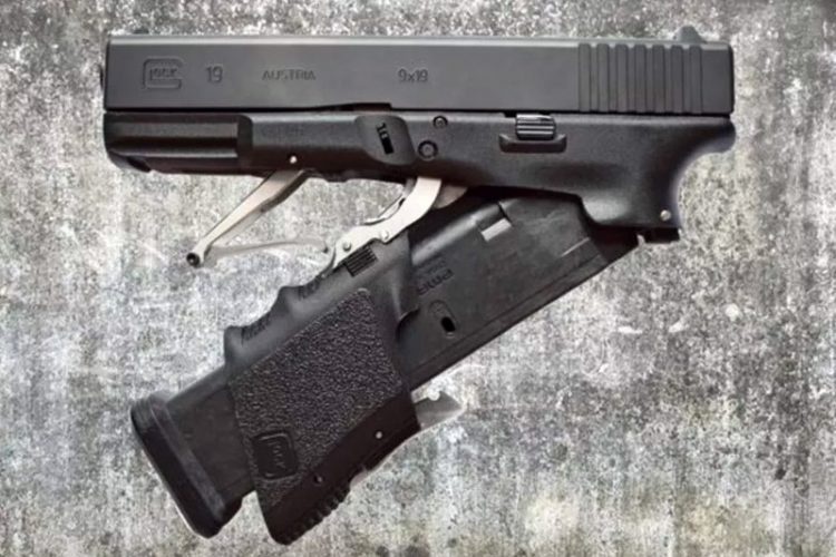 Складной M3 Glock 19 за счёт наличия складной рукояти с лёгкостью помещается в кармане, но раскладывается в полноценный Glock 19.