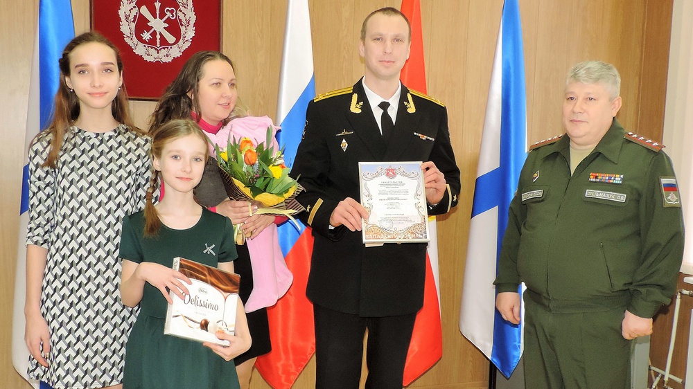 Семья капитана 1 ранга Константина Земцова после вручения свидетельства на получение жилсудсидии.