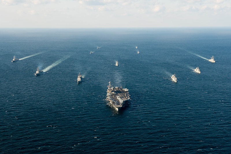 Авианосец USS John C. Stennis (CVN 74) и его ударная группа.