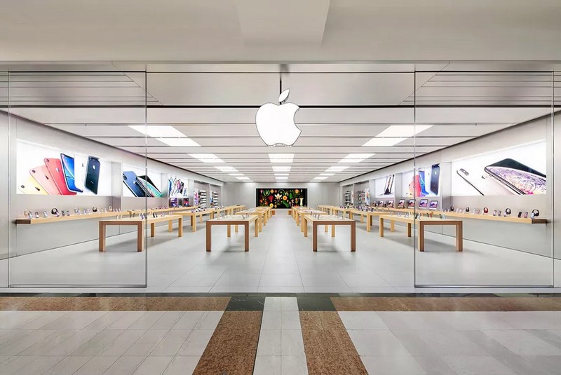 Американский компьютерный гигант Apple был вынужден закрыть все свои торговые точки.