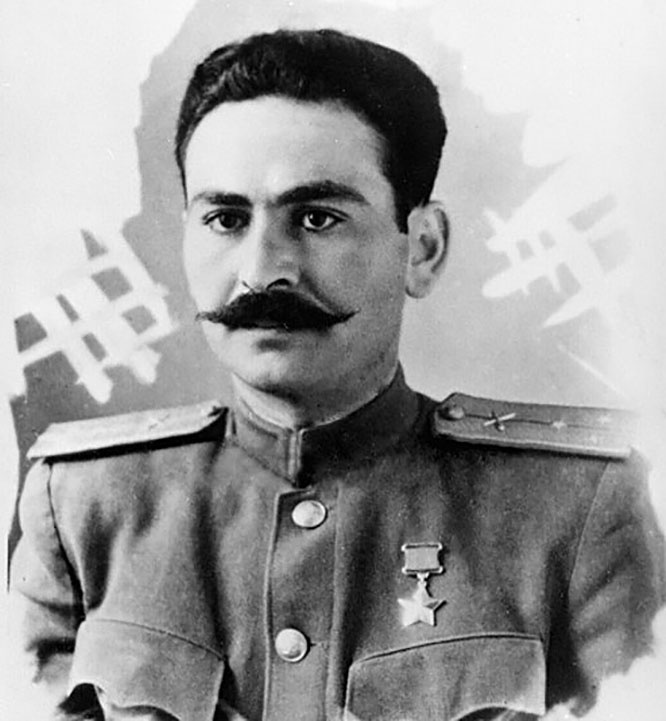 За беспримерную отвагу при штурме Будапешта Звание Героя Советского Союза заслужил старший лейтенант Эдуард Аянян.