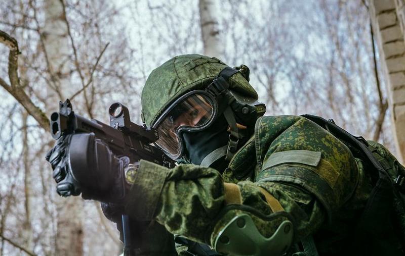 К СР-2МП был добавлен специальный плечевой упор для удобной стрельбы в полицейском противопульном шлеме.