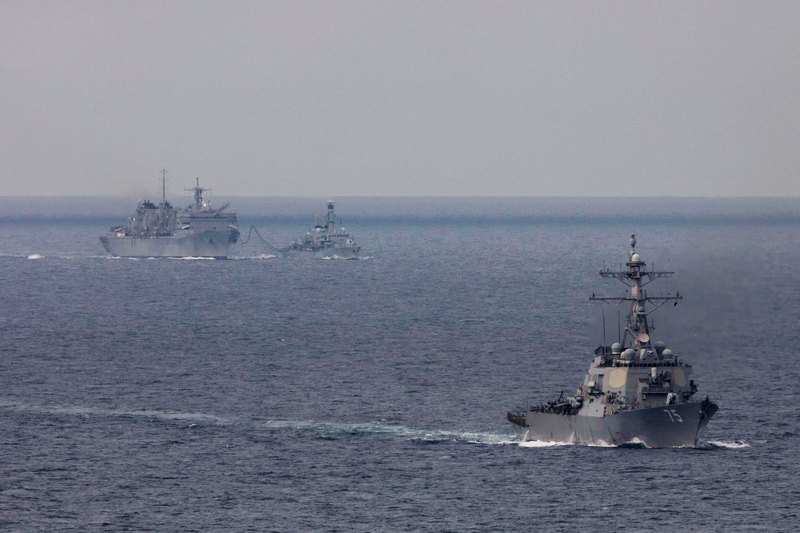 Ракетный эсминец USS Donald Cook (CVN 75), фрегат HMS Kent (F78) и корабль поддержки USNS Supply (T-AOE-6) во время учений за полярным кругом.