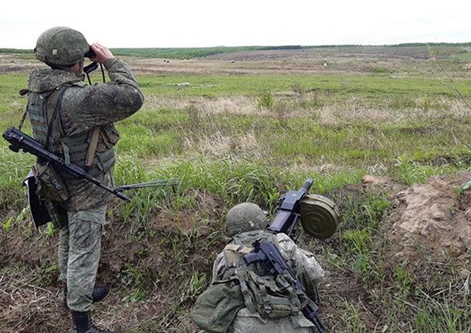 Военнослужащие отработали стрельбу по движущимся и появляющимся целям на различной дальности с обязательной сменой огневой позиции.