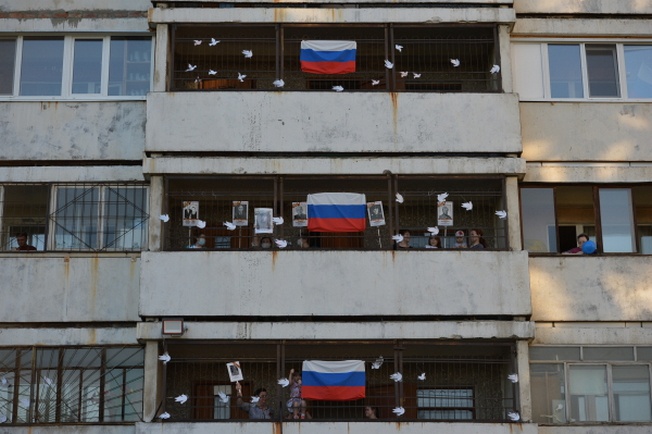 Свечи и портреты в окнах, песни на балконах, стихи в соцсетях должны войти в новую традицию празднования священной даты.