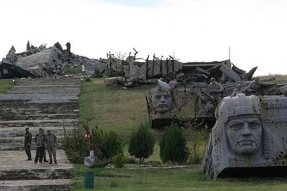 Главную стелу мемориала снаряды снесли до основания, а от бронзовой статуи воина-освободителя почти ничего не осталось.