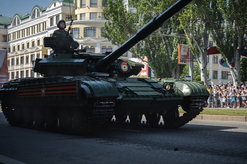 Современная боевая техника на параде.