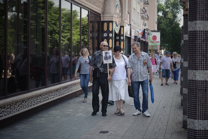 Многие зрители пришли с портретными снимками своих родственников, участвовавших в Великой Отечественной войне.