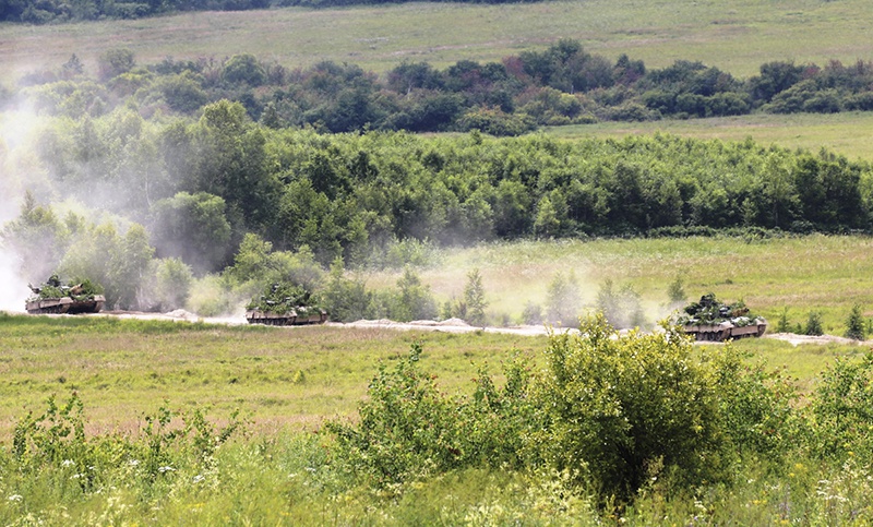 На полигоне Бурдуны сошлись в противостоянии два танковых батальона.