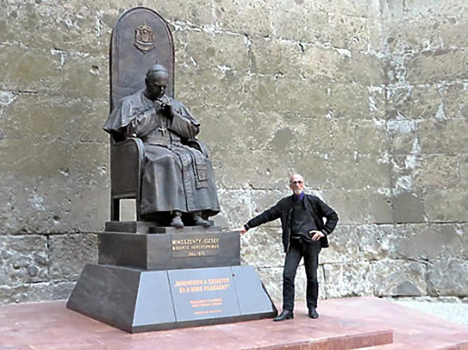 Владимир Суровцев у своего памятника кардиналу Йожефу Миндсенти в Эстергоме.