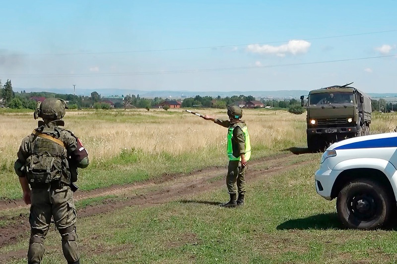 Военные полицейские ЮВО провели учение по розыску и задержанию угнанных автомобилей.