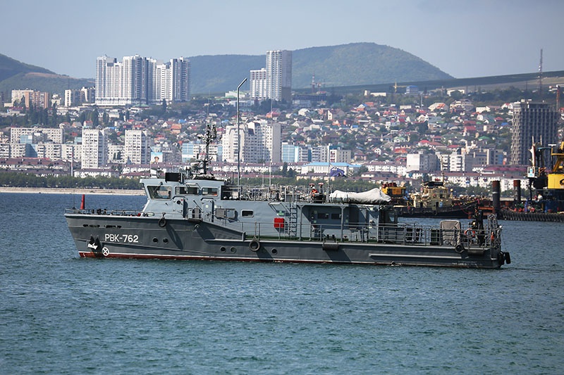 Водолазный катер в военной гавани Новороссийска.