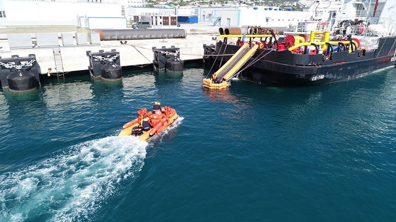 Элемент отработки одного из спасательных упражнений на море.