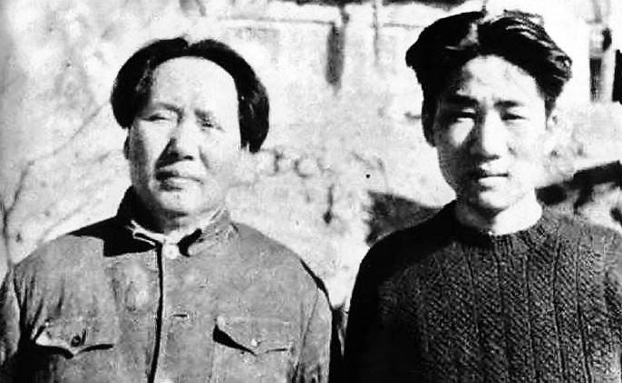 Мао Аньин со своим отцом лидером Компартии Китая Мао Цзедуном.