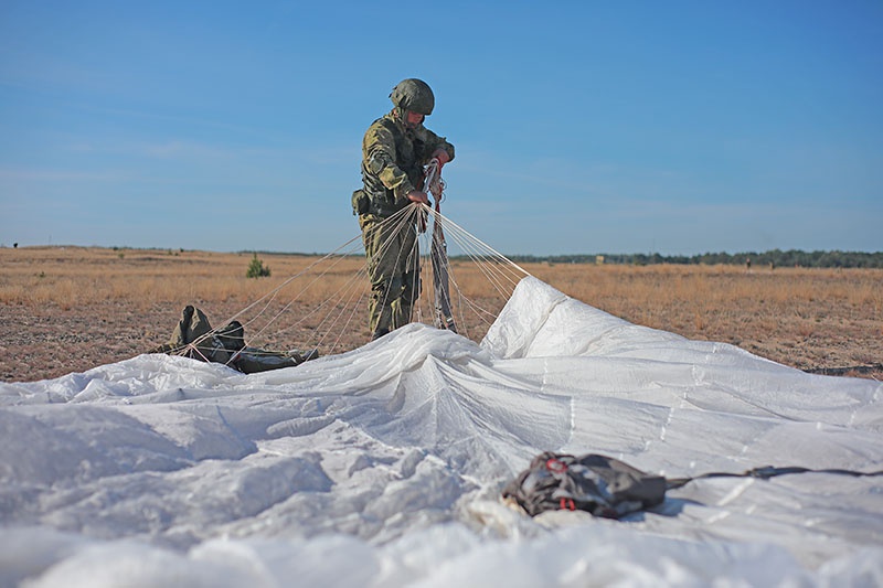 От умения складывать парашют зависит жизнь десантника.