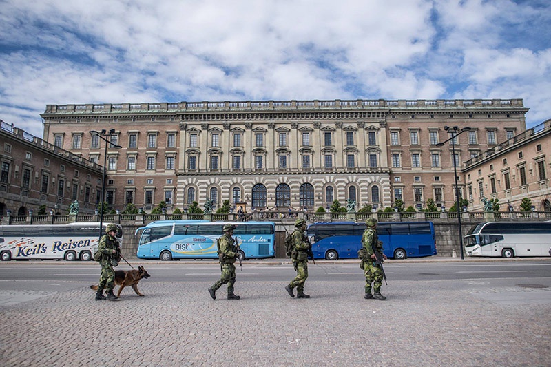 Используя в качестве повода проведение Россией в Балтийском море плановых учений, военно-политическое руководство Швеции привело вооружённые силы страны в состояние полной боевой готовности.
