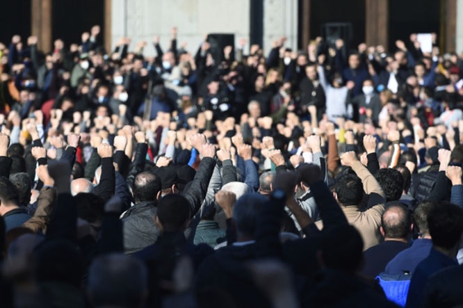 Участники митинга оппозиции на площади Свободы в Ереване требуют отставки Никола Пашиняна.