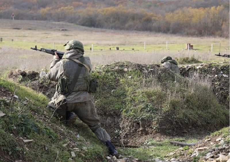 На полигоне Раевский в Краснодарском крае военнослужащие Новороссийского десантно-штурмового горного соединения ВДВ отработали методику обнаружения и уничтожения низколетящего объекта квадрокоптерного типа.