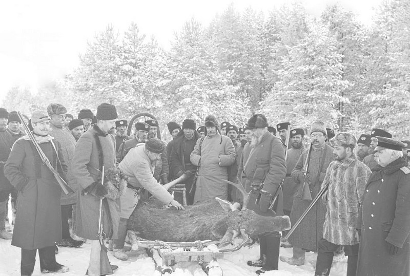 Луи Наполеон Жозеф Жером Бонапарт (на переднем плане 2-й слева) на охоте в лесах Нижегородской губернии.