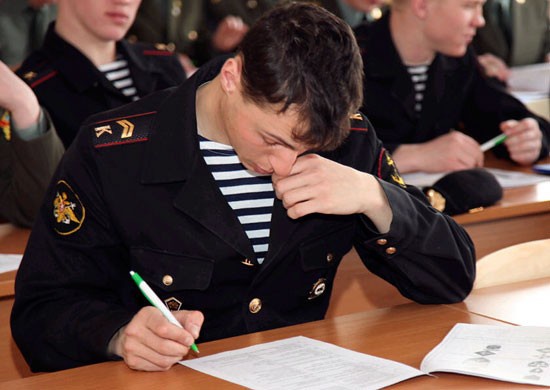 Средний конкурс в военно-морские училища (институты) в 2020 году для юношей составил 5,5 человека на место, для девушек, пожелавших надеть офицерские погоны, ещё больше - 12 человек.