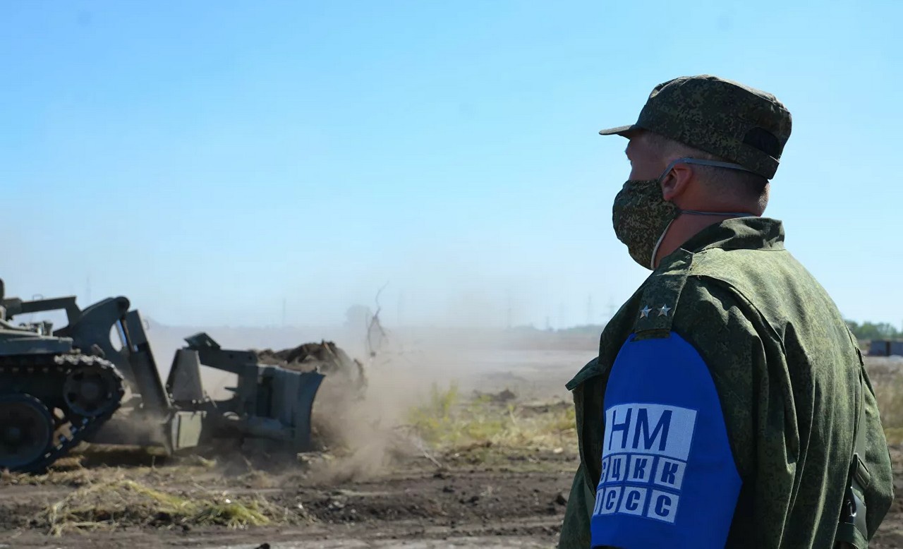 К сожалению, ДНР/ЛНР до сих пор формально считаются украинской территорией и в их отношении Киев чувствует и ведёт себя значительно свободнее, чем в крымском случае.