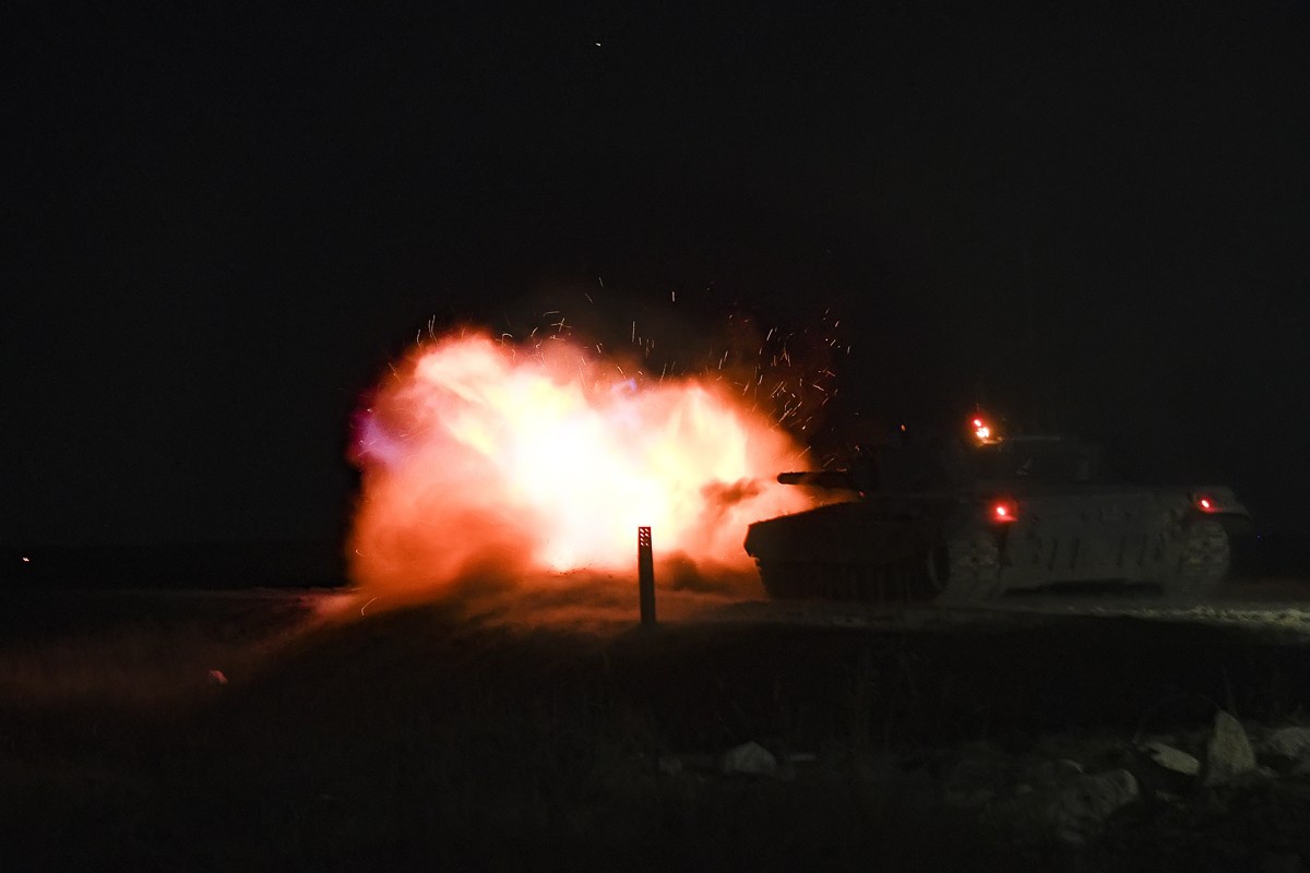 Мотострелки и танкисты общевойсковой армии ЗВО организовали ночную засаду условному противнику на учении в Воронежской области на полигоне Криница.