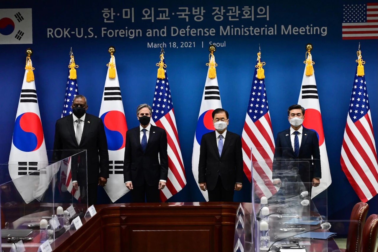 Министр обороны Ллойд Дж. Остин и госсекретарь Энтони Дж. Блинкен налаживают ещё более тесную связь с Республикой Корея на переговорах в Сеуле 18 марта 2021 г.