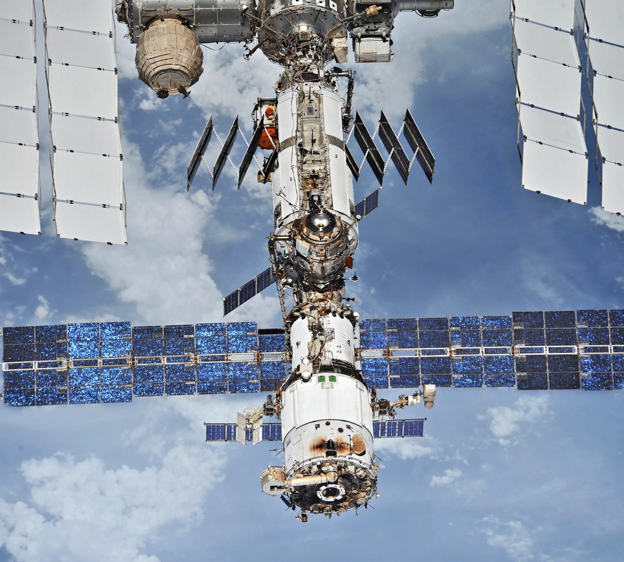 Роскосмос продолжает отправлять на Международную космическую станцию (МКС) американских астронавтов.