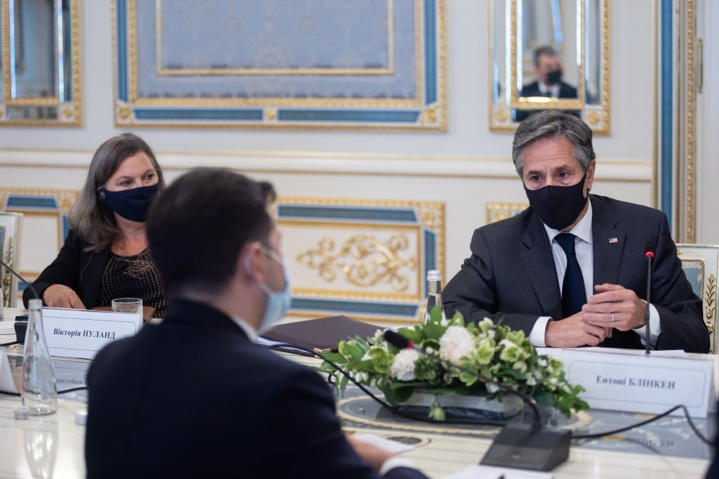 Госсекретарь США Энтони Блинкен побывал с двухдневным визитом на Украине в сопровождении замгоссекретаря по политическим вопросам Виктории Нуланд, известной раздачей печенек активистам и боевикам во время провокаций на Майдане.