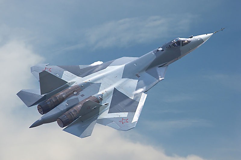 Новейший российский истребитель пятого поколения Су-57 получит возможность переносить боевые беспилотники.