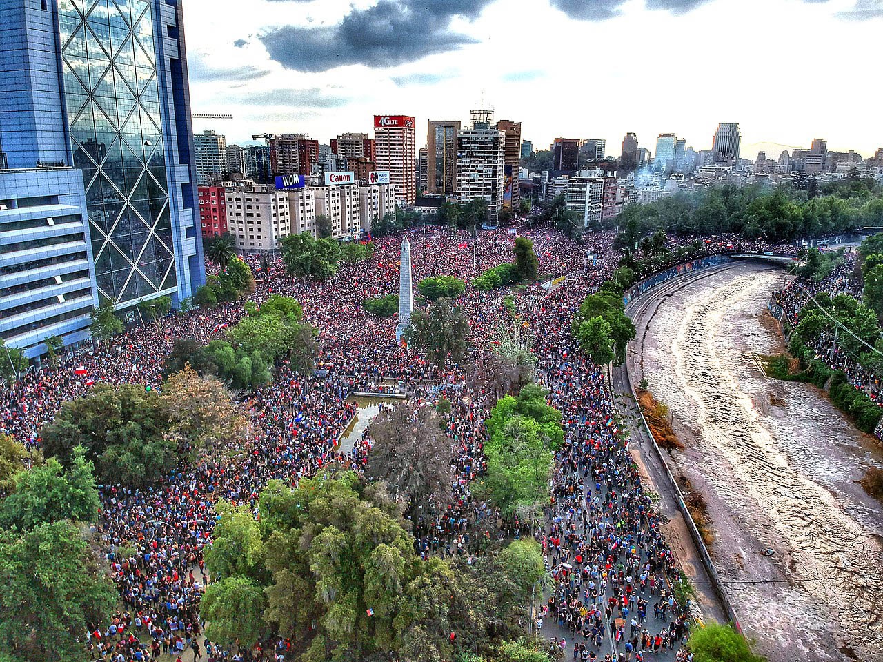 Протестующие на площади Бакуедано в Сантьяго. Чили, 2019 год.