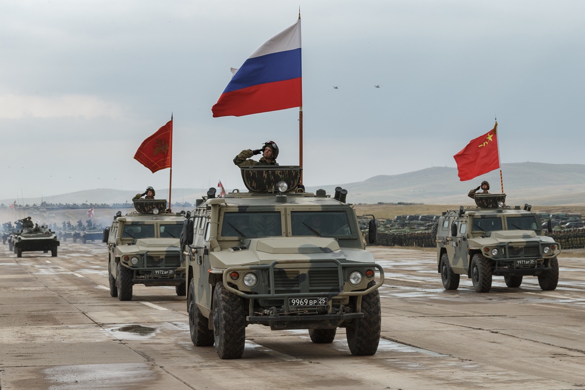 Агрессивным поползновениям Запада можно противостоять только путём воссоздания глобального военно-политического равновесия стратегическим сближением с другим сверхгигантом современного мира - Китайской Народной Республикой.