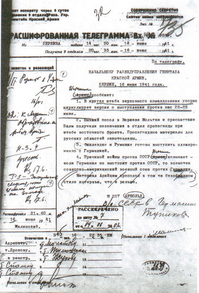 Из 56 документов, поступивших в январе - первой половине июня 1941 г., 37 донесений, то есть более 60%, были доложены И.В. Сталину, В.М. Молотову, С.К. Тимошенко, Г.К. Жукову и другим высшим политическим и военным руководителям СССР.