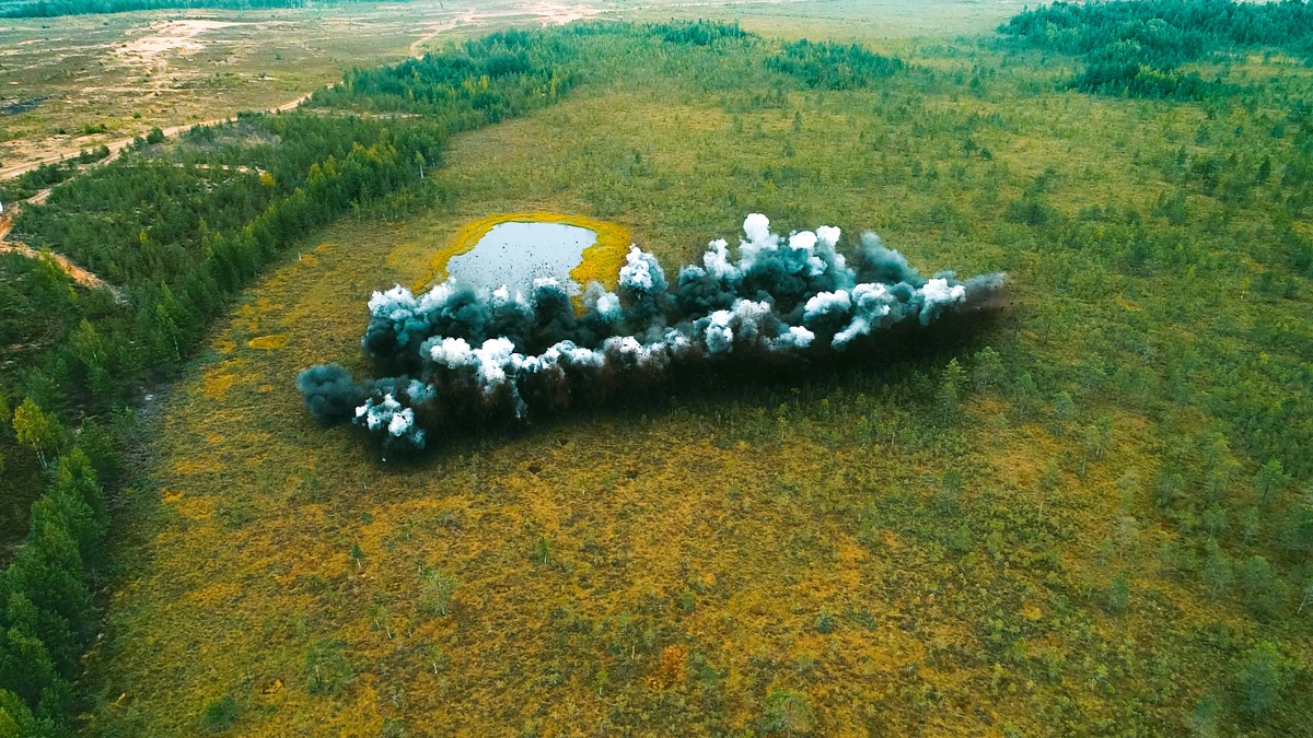 Установка разминирования УР-83П проделала 100-метровый проход шириной до 8 метров.